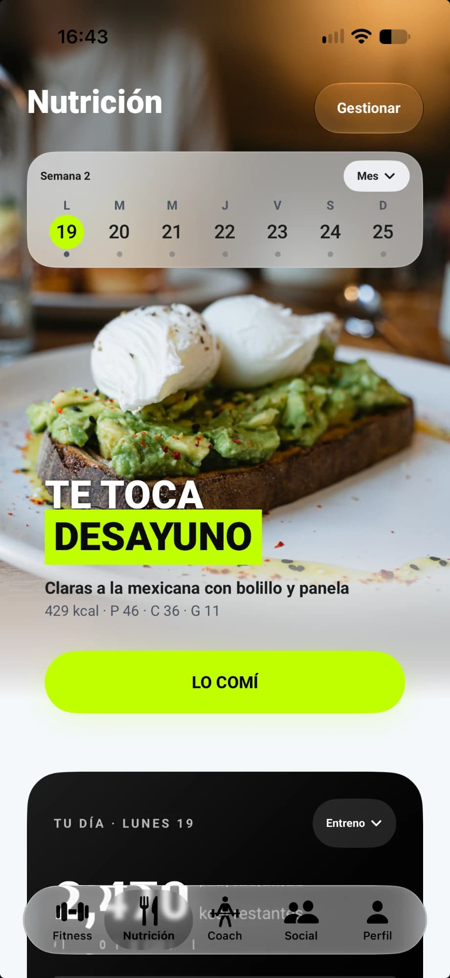 Pantalla real de mio con la semana del plan de alimentación, el desayuno que toca con sus calorías y macronutrientes, y el botón «Lo comí».