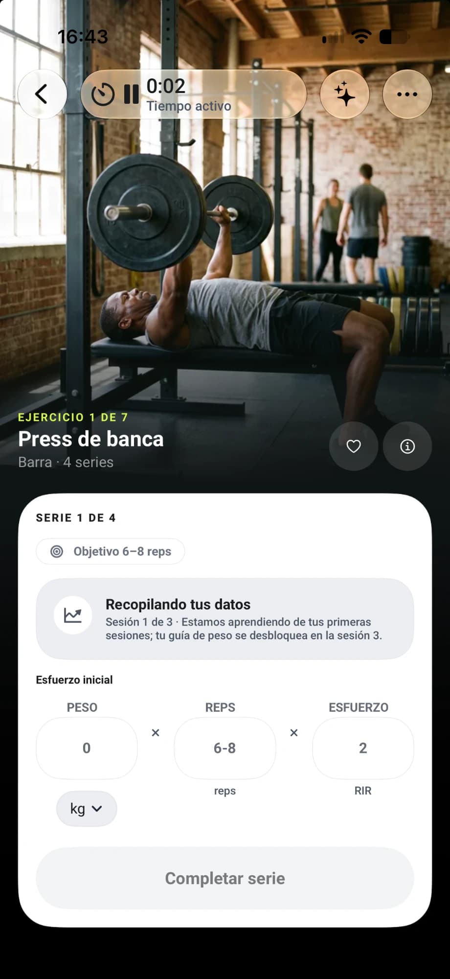 Pantalla de mio durante un entrenamiento: press de banca, serie 1 de 4, con el peso, las repeticiones y el esfuerzo por registrar.
